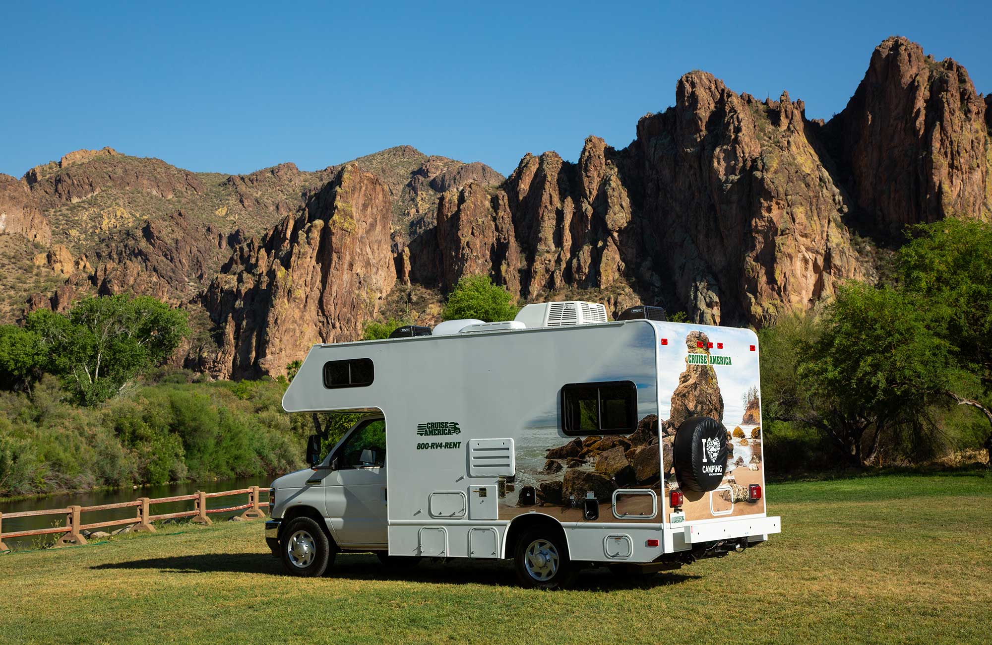 Image of the Compact C-21 campervan seen from the rear in America - KILROY