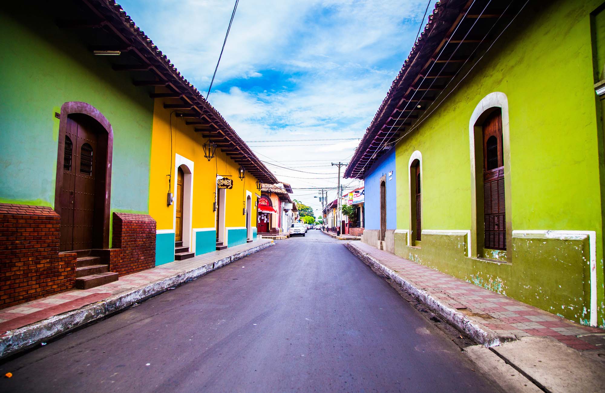Image of a street of colourful houses in Granda in Nicaragua - KILROY