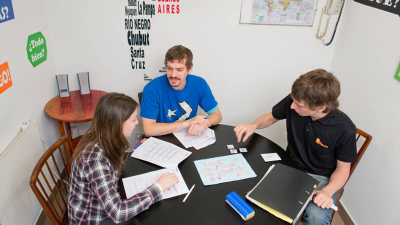 Image of two students learning Spanish at a class in Buenos Aires, Argentina - KILROY
